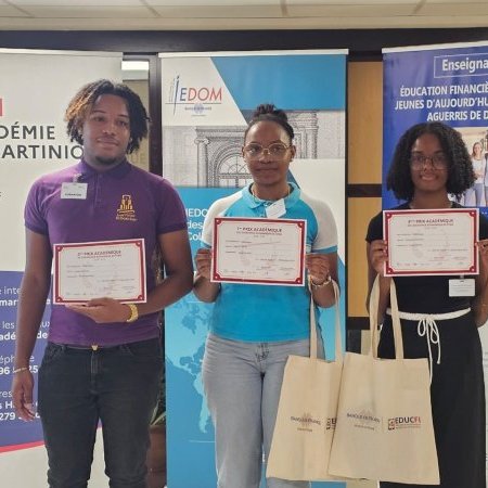 Les trois lauréats du PEE en Martinique (au centre, la 1ère lauréate, Jade (…)